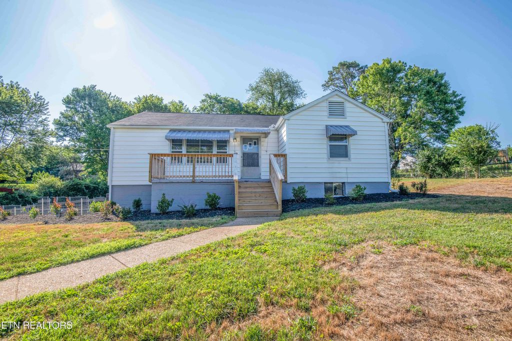 1106 Bradshaw Garden Rd, Knoxville, TN 37912
