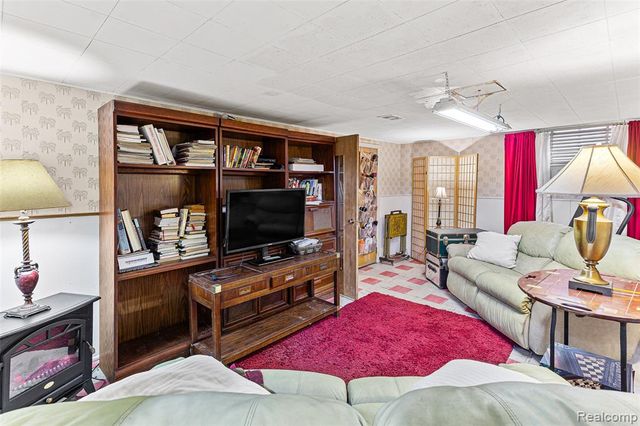 17980 Homer Street, Roseville, MI 48066