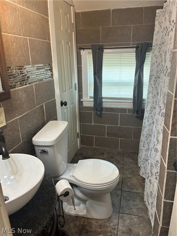 390 WILSON Street W, Struthers, OH 44471