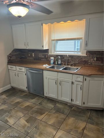 390 WILSON Street W, Struthers, OH 44471