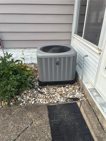 390 WILSON Street W, Struthers, OH 44471