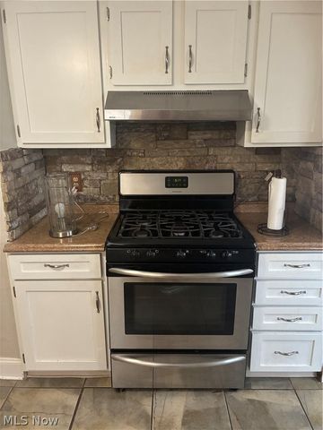 390 WILSON Street W, Struthers, OH 44471
