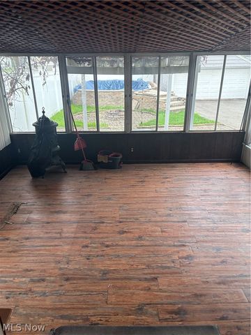 390 WILSON Street W, Struthers, OH 44471