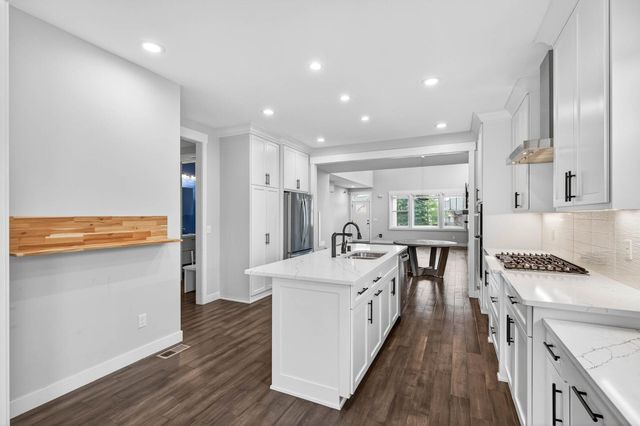 15664 Cobblestone Lake Parkway, Apple Valley, MN 55124