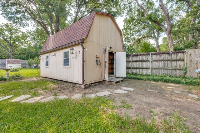801 Brownstone Street, Euless, TX 76039