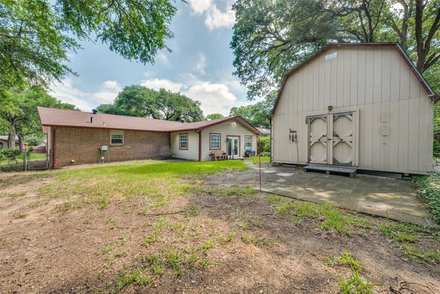 801 Brownstone Street, Euless, TX 76039