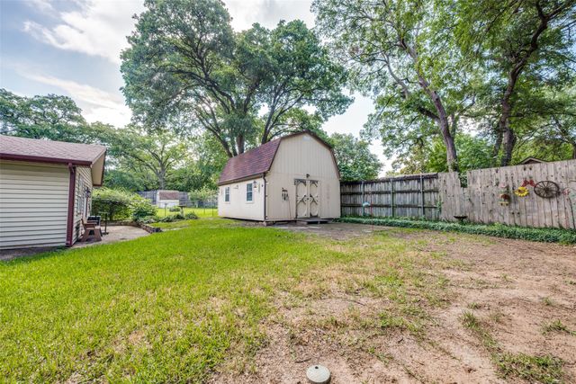 801 Brownstone Street, Euless, TX 76039