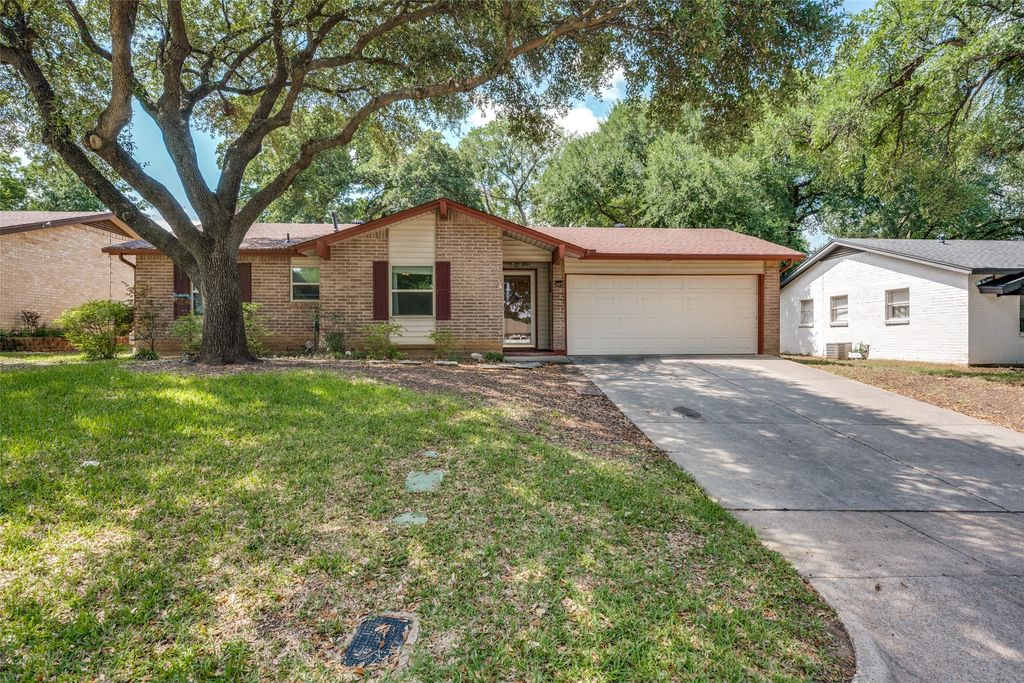 801 Brownstone Street, Euless, TX 76039
