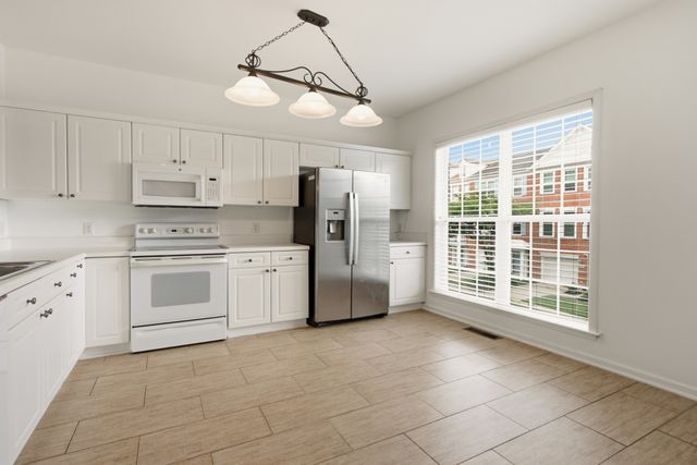7252 Highway 70 S Apt 402, Nashville, TN 37221