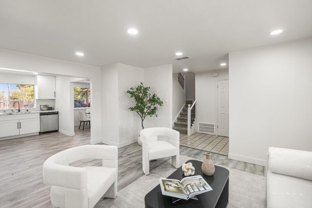 7413 Skander Way, Sacramento, CA 95828