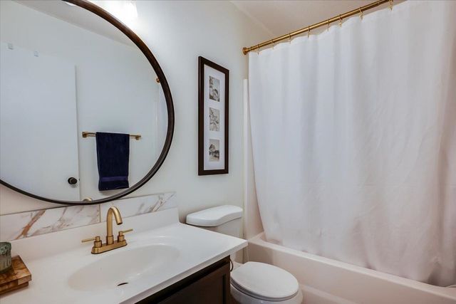 241 S Stoneridge St, Valley Center, KS 67147