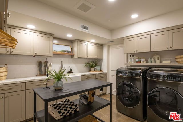 12047 Summit Circle, Beverly Hills, CA 90210