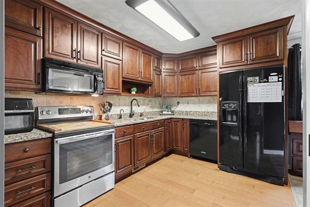 566 N Marshall Avenue, Marshall, MI 49068