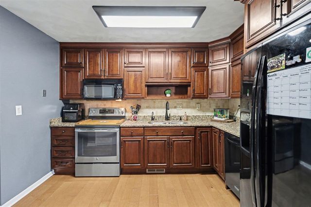 566 N Marshall Avenue, Marshall, MI 49068