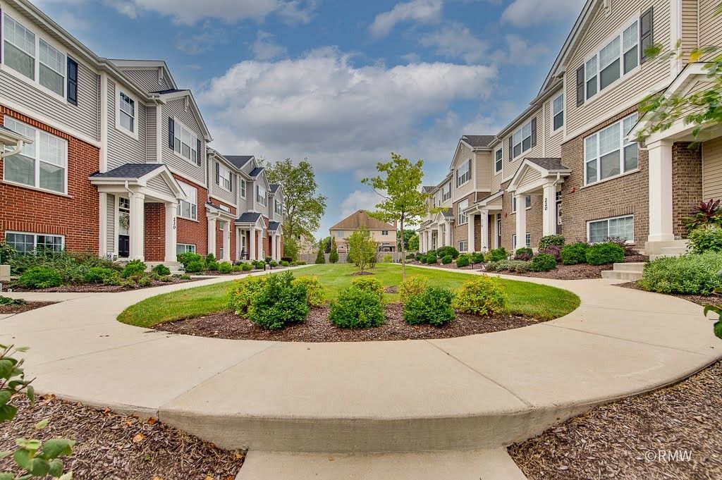 230 Timberleaf Circle, Roselle, IL 60172
