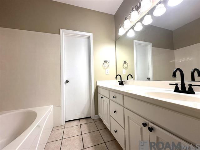 9250 Pecan Tree Dr, Baton Rouge, LA 70810