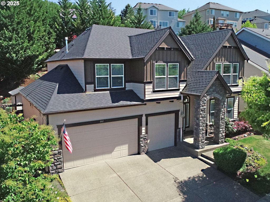 352 N THE GREENS Ave, Newberg, OR 97132