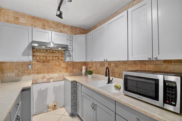 1534 Forest Lakes Cir A, West Palm Beach, FL 33406