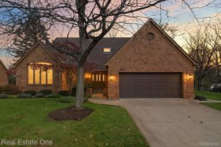 21850 Dover Court 7, Beverly Hills Village, MI 48025