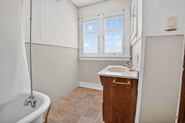 810 W 2nd Street, Waterloo, IA 50701