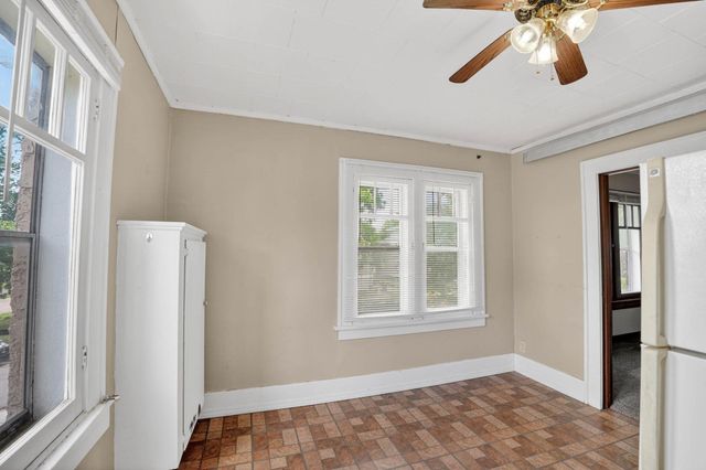 810 W 2nd Street, Waterloo, IA 50701