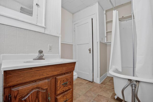 810 W 2nd Street, Waterloo, IA 50701