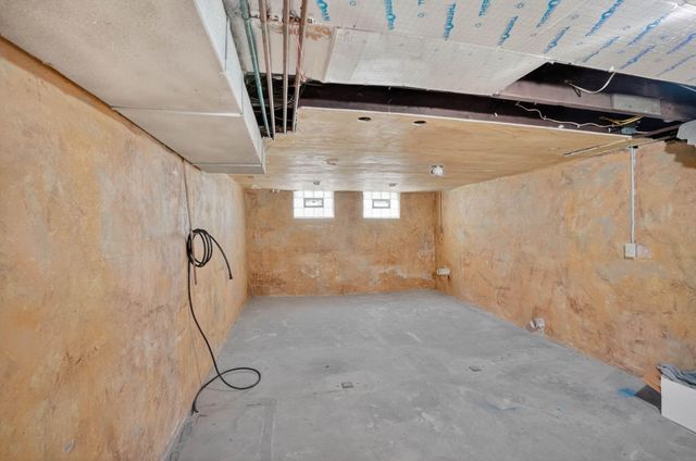 810 W 2nd Street, Waterloo, IA 50701