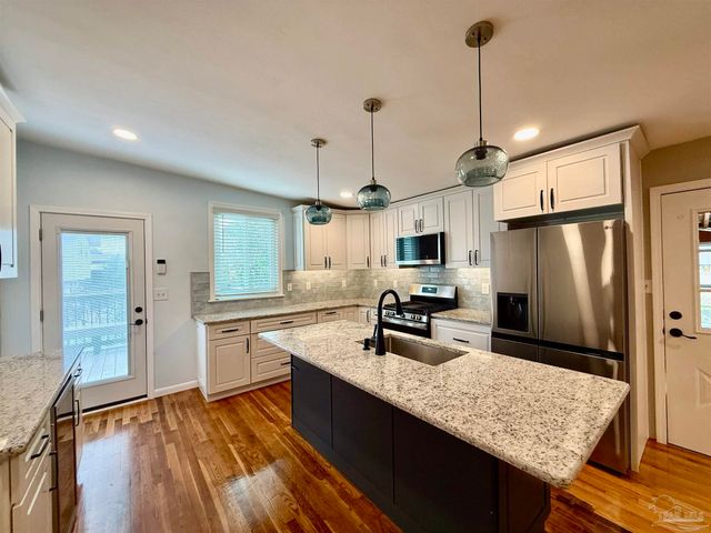 205 Fairpoint Dr, Gulf Breeze, FL 32561