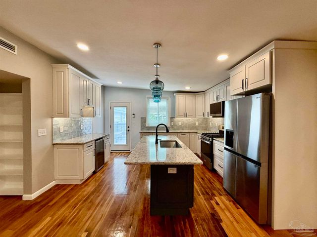 205 Fairpoint Dr, Gulf Breeze, FL 32561