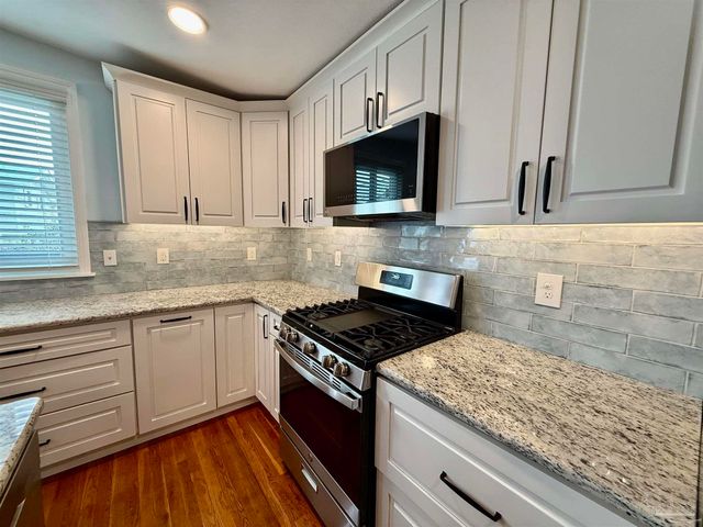 205 Fairpoint Dr, Gulf Breeze, FL 32561