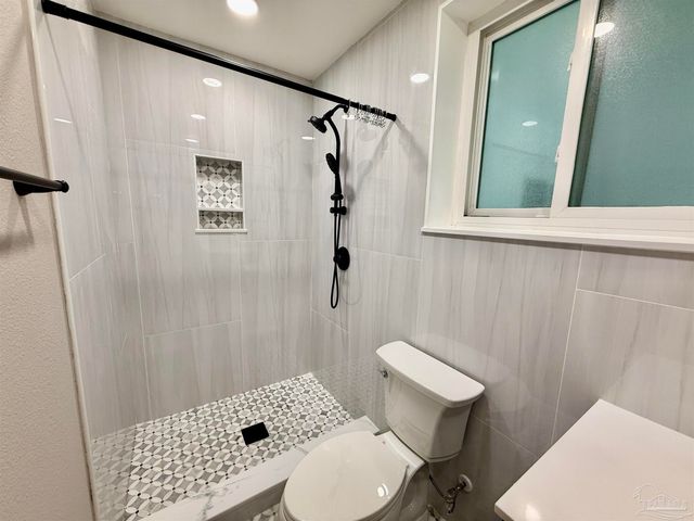 205 Fairpoint Dr, Gulf Breeze, FL 32561