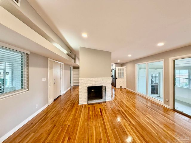 205 Fairpoint Dr, Gulf Breeze, FL 32561