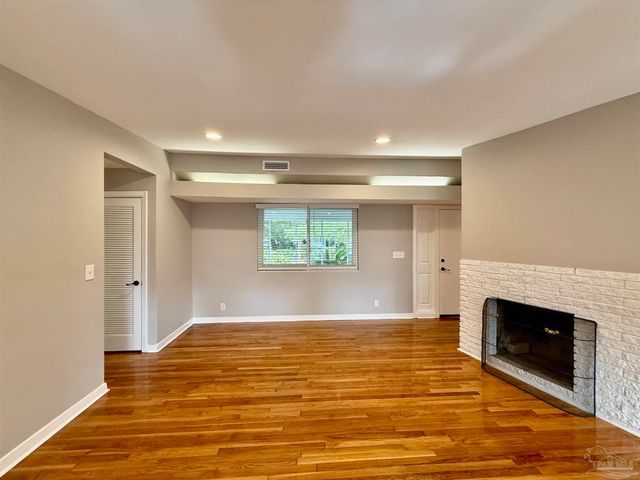 205 Fairpoint Dr, Gulf Breeze, FL 32561