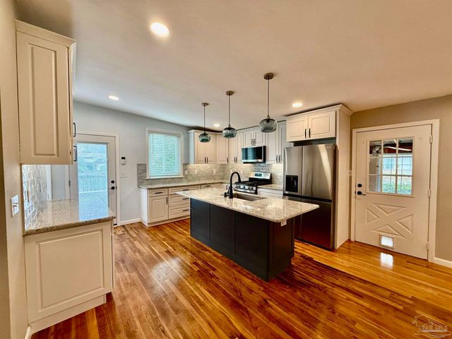 205 Fairpoint Dr, Gulf Breeze, FL 32561