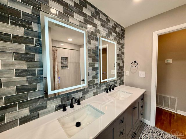 205 Fairpoint Dr, Gulf Breeze, FL 32561