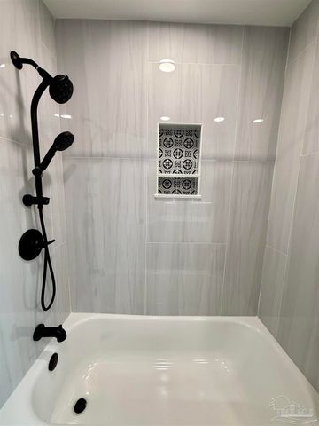 205 Fairpoint Dr, Gulf Breeze, FL 32561