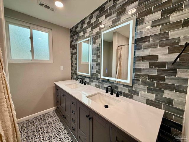 205 Fairpoint Dr, Gulf Breeze, FL 32561