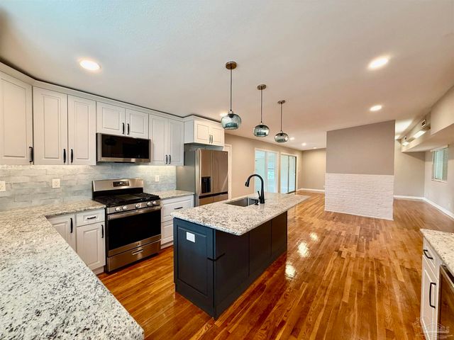 205 Fairpoint Dr, Gulf Breeze, FL 32561