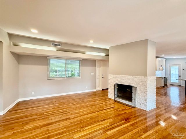 205 Fairpoint Dr, Gulf Breeze, FL 32561