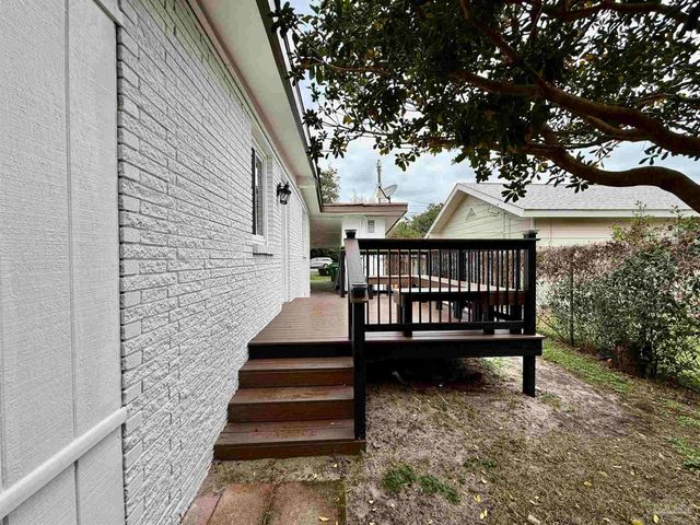 205 Fairpoint Dr, Gulf Breeze, FL 32561