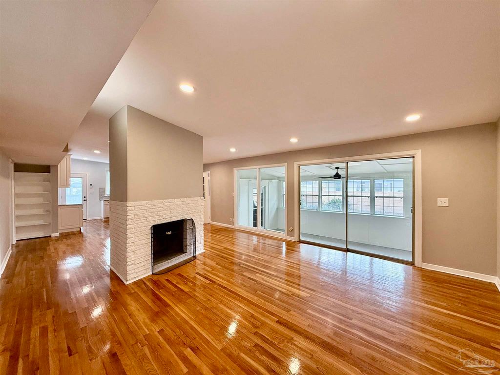 205 Fairpoint Dr, Gulf Breeze, FL 32561