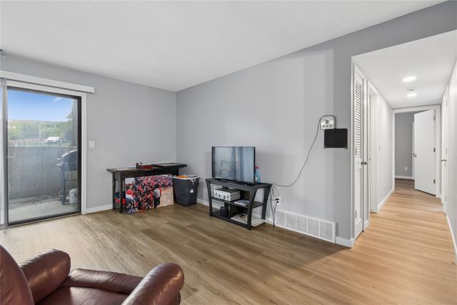 9533 University Avenue 4, Clive, IA 50325