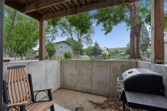 9533 University Avenue 4, Clive, IA 50325