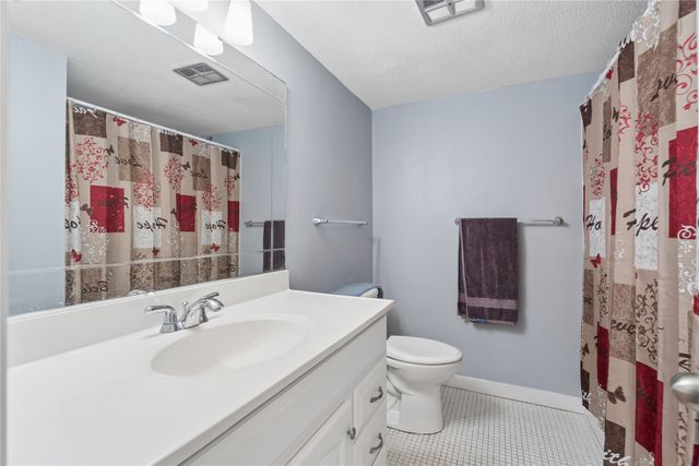 9533 University Avenue 4, Clive, IA 50325