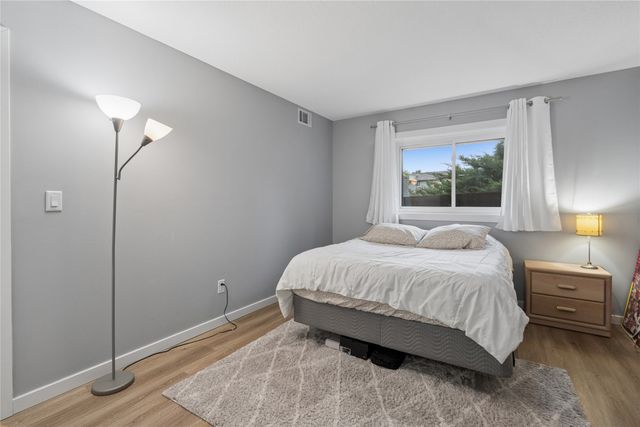 9533 University Avenue 4, Clive, IA 50325