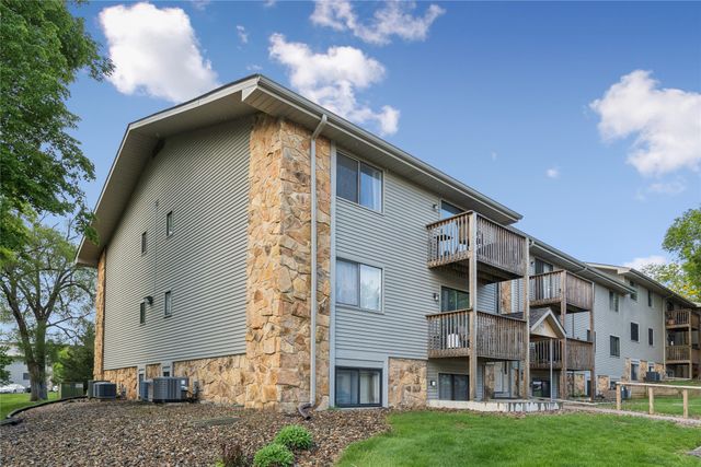 9533 University Avenue 4, Clive, IA 50325