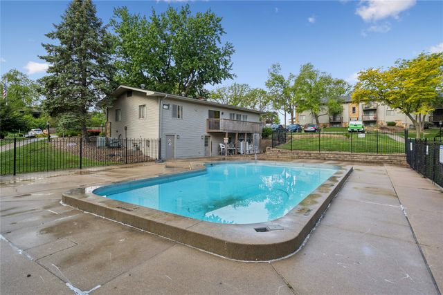 9533 University Avenue 4, Clive, IA 50325