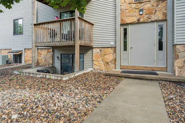 9533 University Avenue 4, Clive, IA 50325