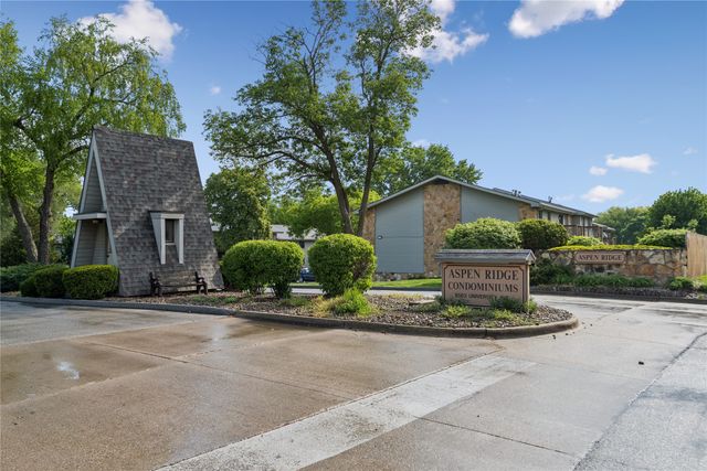 9533 University Avenue 4, Clive, IA 50325