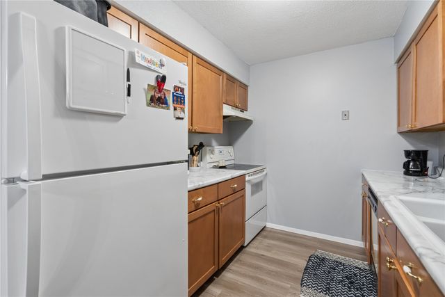 9533 University Avenue 4, Clive, IA 50325